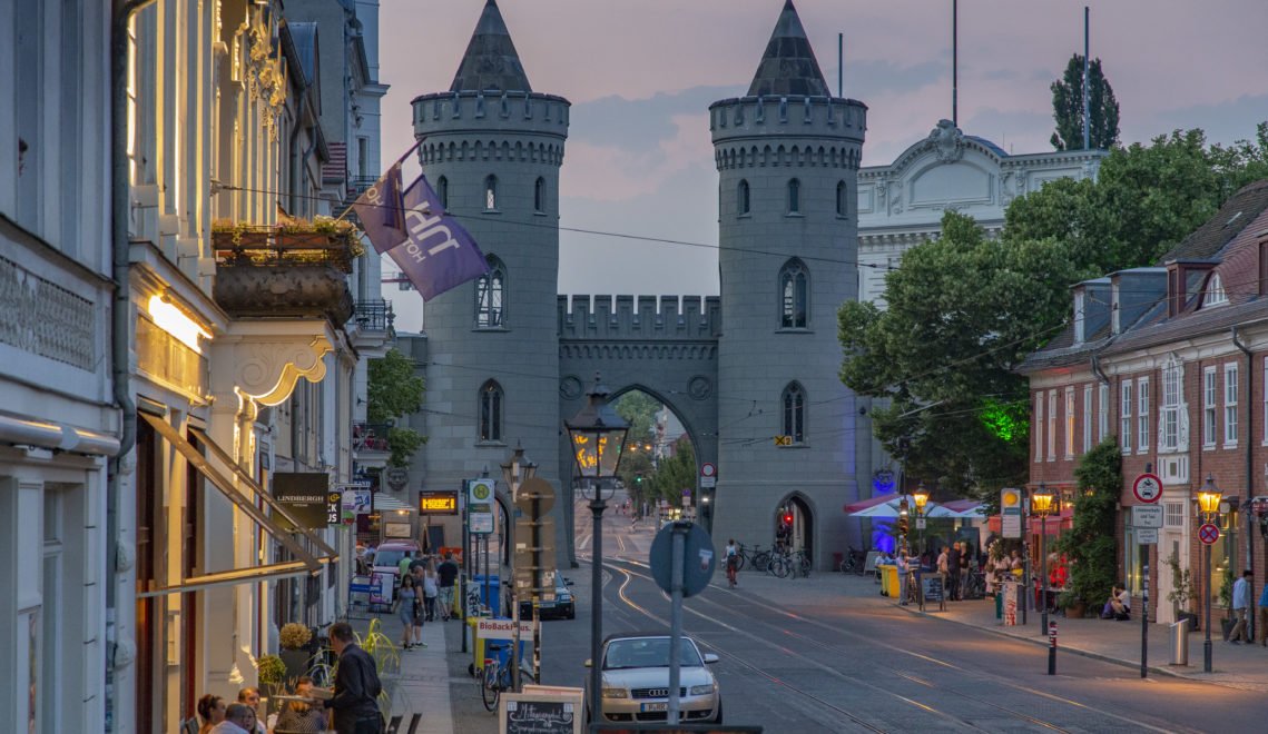 Das neogotische Nauener Tor ist eines der Potsdamer Wahrzeichen – es liegt in der Friedrich-Ebert-Straße © PMSG